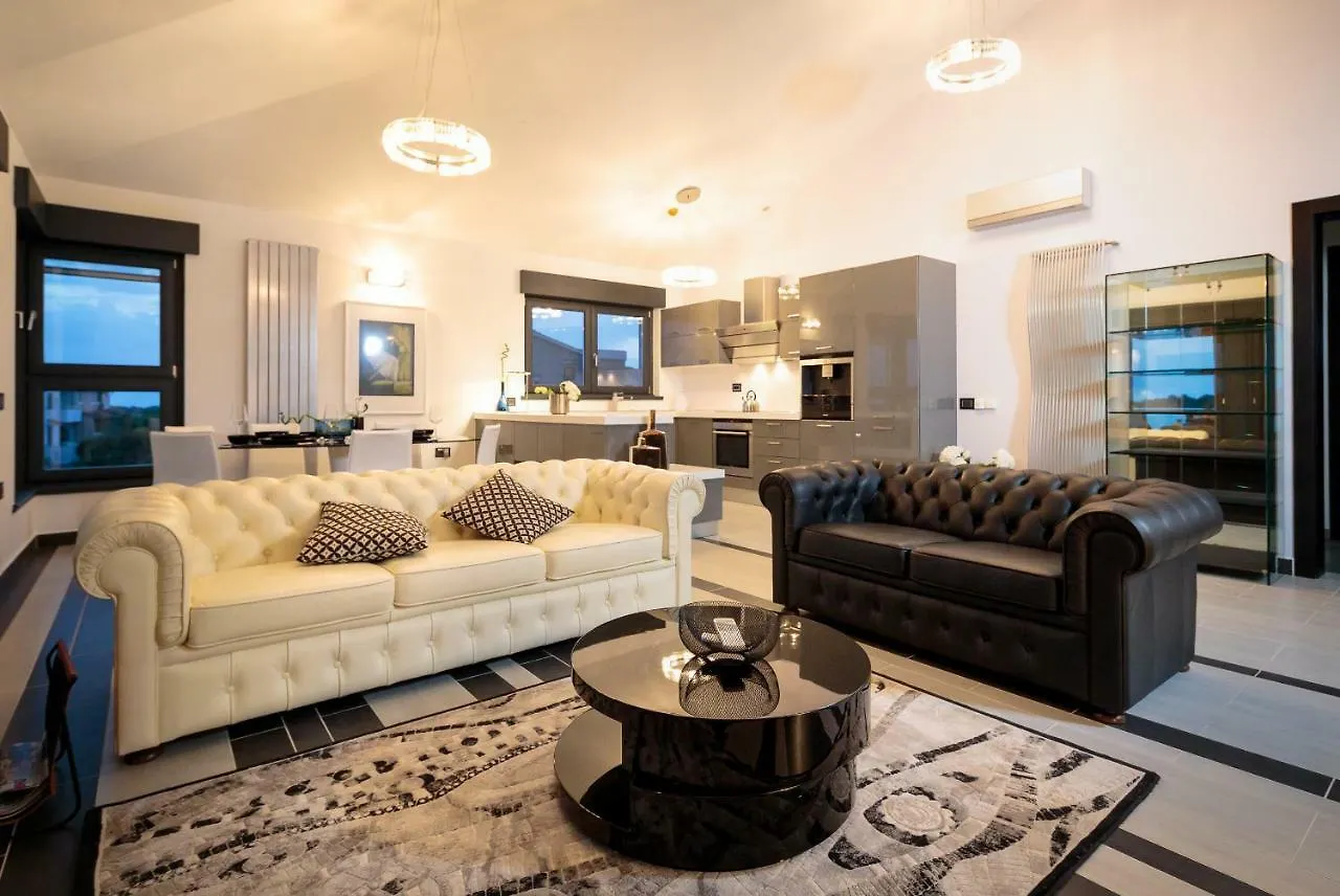 Pietas Julia Penthouse Apartment Pula Croatia
